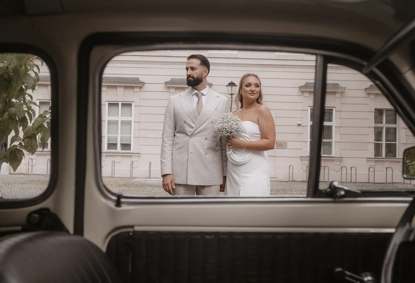 Brautpaar durch das Autofenster fotografiert